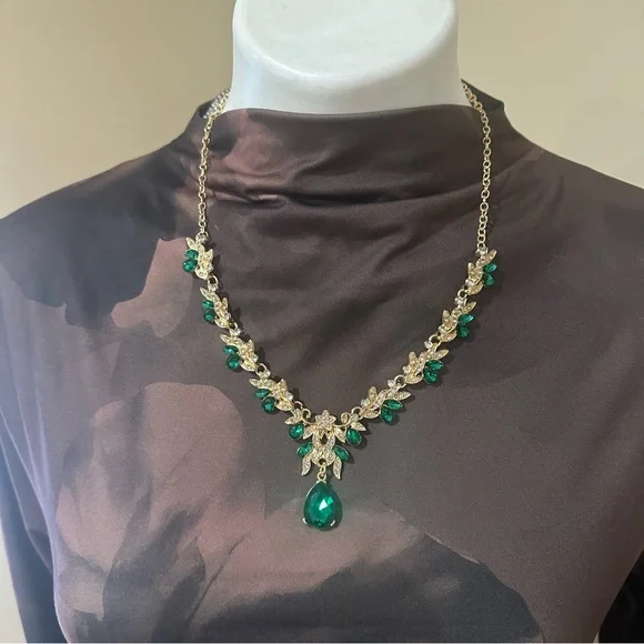 Elegant Green and Gold Necklace - Picture 2 of 9